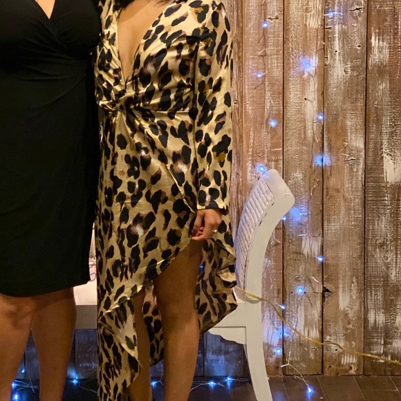 Deep v-neck leopard print dress, asymmetrical cut - Picture 4 of 4